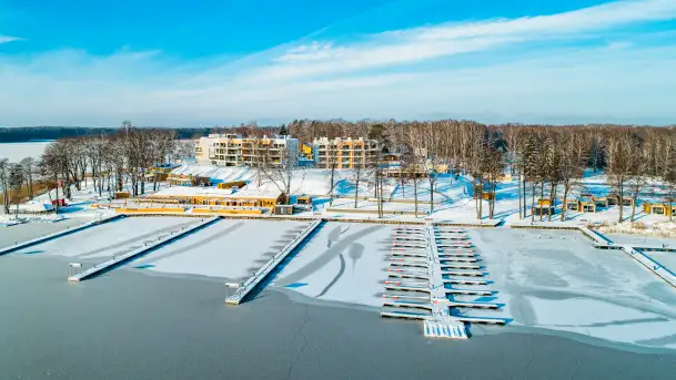 Zimowa wersja Kisajna, porty w zatoce Tracz, styczeń 2024 r.