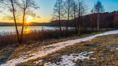 Wschód słońca z resztkami zimy nad jeziorem Siercze, styczeń 2024 r.