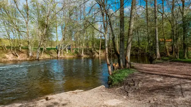 Zabytkowy młyn wodny przy Krutyni, kwiecień 2024 r. - zdjęcie 6