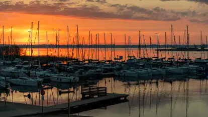 Wschód słońca w PTTK Wilkasy, jezioro Niegocin, maj 2024 r.
