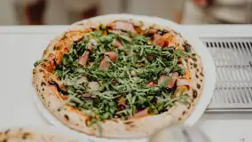 Pizzeria Marconi: Miejsce, Gdzie Smak Włoch Spotyka Się z Młodzieńczą Pasją - zdjęcie 9