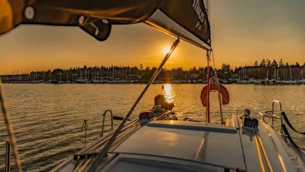 Zachód słońca nad jeziorem Ryńskim z pokładu żaglówki, czerwiec 2024 r.