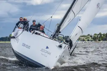 Polska Liga Sterników w Jeziorak Yacht Club: Innowacyjny Inkubator Żeglarstwa Regatowego