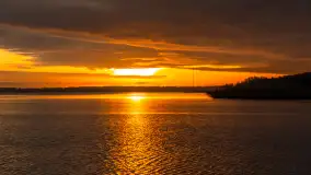 Wschód słońca nad jeziorem Niegocin w Wilkasach, grudzień 2024 r. - zdjęcie 23