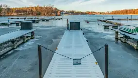 Hotel i port Tajty lekkie oprószone śniegiem, styczeń 2025 - zdjęcie 15