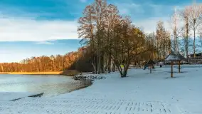 Hotel i port Tajty lekkie oprószone śniegiem, styczeń 2025 - zdjęcie 6