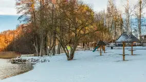 Hotel i port Tajty lekkie oprószone śniegiem, styczeń 2025 - zdjęcie 17