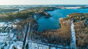 Jezioro Kisajno, Tajty, Piękna Góra w zimowej scenerii z drona - zdjęcie 18