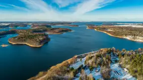 Jezioro Kisajno, Tajty, Piękna Góra w zimowej scenerii z drona - zdjęcie 4