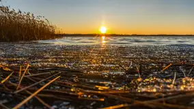 Zachód słońca nad jeziorem Mamry, Zwierzyniecki Róg, marzec 2025 r. - zdjęcie 1