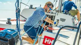 Lipcowe żeglowanie podczas szkoleń żeglarskich na Jezioraku - zdjęcie 1