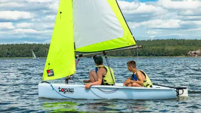 Młodzi adepci żeglarstwa nad jeziorem Dadaj - Rumszewicz Sailing