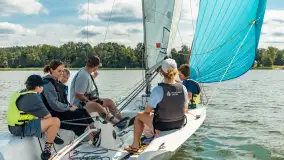 Młodzi adepci żeglarstwa nad jeziorem Dadaj - Rumszewicz Sailing - zdjęcie 35