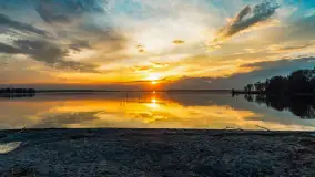 Zachód słońca nad jeziorem Niegocin, Bystry, dzika plaża, kwiecień 2025 - zdjęcie 13