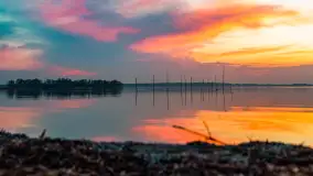 Zachód słońca nad jeziorem Niegocin, Bystry, dzika plaża, kwiecień 2025 - zdjęcie 11