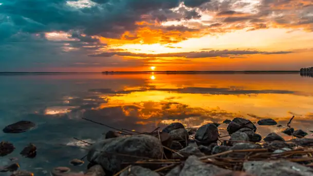 Relaksujący, kwietniowy zachód słońca nad jeziorem Dargin