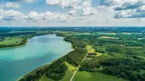 Jezioro Harsz położone blisko północnych szlaków WJM z drona - zdjęcie 17