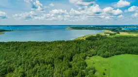 Jezioro Harsz położone blisko północnych szlaków WJM z drona - zdjęcie 10