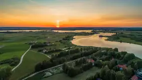 Zachód słońca z drona nad jeziorem Górkło, czerwiec 2025 r. - zdjęcie 13