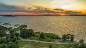 Zachód słońca nad jeziorem Śniardwy i wyspą Szeroki Ostrów, czerwiec 2025 r. - zdjęcie 1