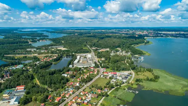 Wilkasy i jezioro Niegocin z lotu ptaka, lipiec 2025 r. - zdjęcie 2