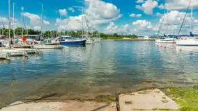 Niedzielny poranek w porcie AZS Wilkasy nad Niegocinem, lipiec 2025 r. - zdjęcie 36