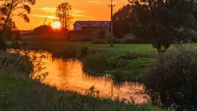 Zachód słońca nad rzeką Gołdapa w Baniach Mazurskich, lipiec 2025 r. - zdjęcie 13