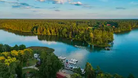 Jezioro Nidzkie i przystań OW Wodnik na fotkach  z drona, sierpień 2025 r. - zdjęcie 22