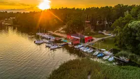 Jezioro Nidzkie i przystań OW Wodnik na fotkach  z drona, sierpień 2025 r. - zdjęcie 14