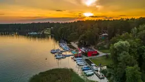 Jezioro Nidzkie i przystań OW Wodnik na fotkach  z drona, sierpień 2025 r. - zdjęcie 25