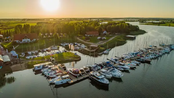 Wieczór w Marinie Górkło z drona, koniec lipca 2025 r.