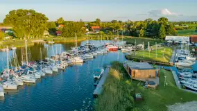 Wieczór w Marinie Górkło z drona, koniec lipca 2025 r. - zdjęcie 2