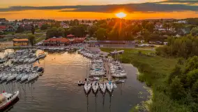 Port PTTK o zachodzie słońca z drona, sierpień 2025 r. - zdjęcie 17