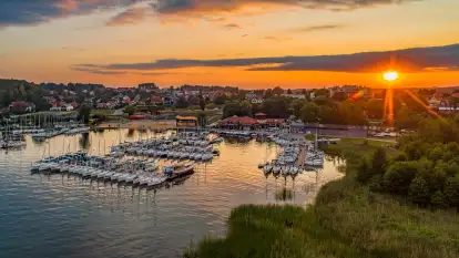 Port PTTK o zachodzie słońca z drona, sierpień 2025 r.
