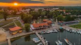 Port PTTK o zachodzie słońca z drona, sierpień 2025 r. - zdjęcie 4