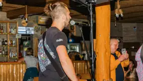 Jack Sparrow Band w tawernie Rozbitek, sierpień 2025 r. - zdjęcie 23