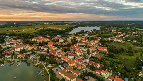Ryn z lotu ptaka o zachodzie słońca, sierpień 2025 r. - zdjęcie 10