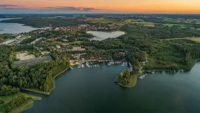 Zachód słońca z drona nad jeziorem Tajty i Piękną Góra, sierpień 2025 r. - zdjęcie 23