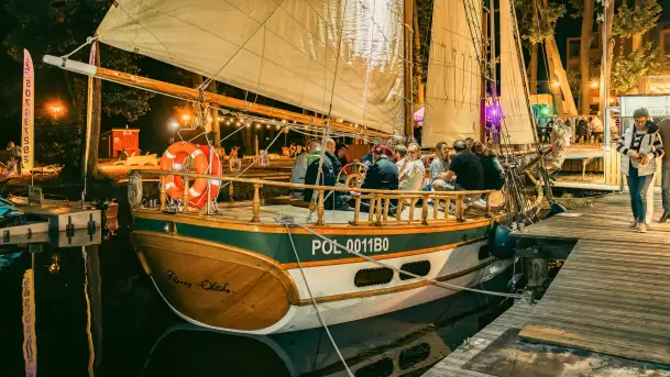 XXVI Zlot Klubu Jacht Oldtimer - nocne podniesienie żagli 2025 - zdjęcie 10