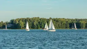 Żagle i ruch na jeziorze Kisajno, ostatnie dni lata, wrzesień 2025 r. - zdjęcie 25