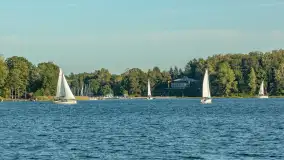 Żagle i ruch na jeziorze Kisajno, ostatnie dni lata, wrzesień 2025 r. - zdjęcie 24