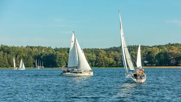 Żagle i ruch na jeziorze Kisajno, ostatnie dni lata, wrzesień 2025 r. - zdjęcie 11
