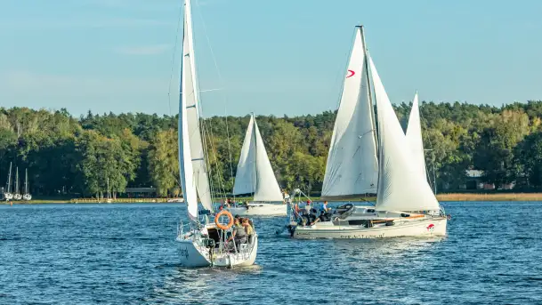 Żagle i ruch na jeziorze Kisajno, ostatnie dni lata, wrzesień 2025 r. - zdjęcie 1