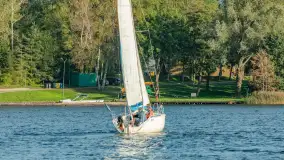 Żagle i ruch na jeziorze Kisajno, ostatnie dni lata, wrzesień 2025 r. - zdjęcie 30