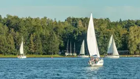 Żagle i ruch na jeziorze Kisajno, ostatnie dni lata, wrzesień 2025 r. - zdjęcie 48