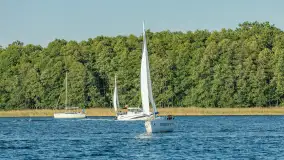 Żagle i ruch na jeziorze Kisajno, ostatnie dni lata, wrzesień 2025 r. - zdjęcie 55