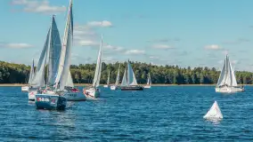 Jezioro Kisajno pełne jachtów, trwa żeglarski wrzesień 2025 - zdjęcie 37