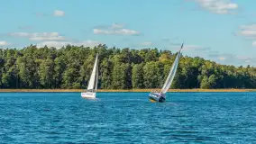 Jezioro Kisajno pełne jachtów, trwa żeglarski wrzesień 2025 - zdjęcie 11