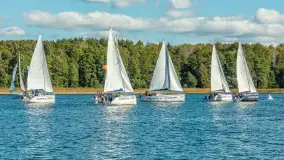 Jezioro Kisajno pełne jachtów, trwa żeglarski wrzesień 2025 - zdjęcie 38