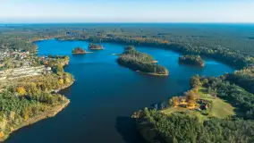 Barwy jesieni nad jeziorem Nidzkim i portem Pod Dębem, październik 2025 r. - zdjęcie 9